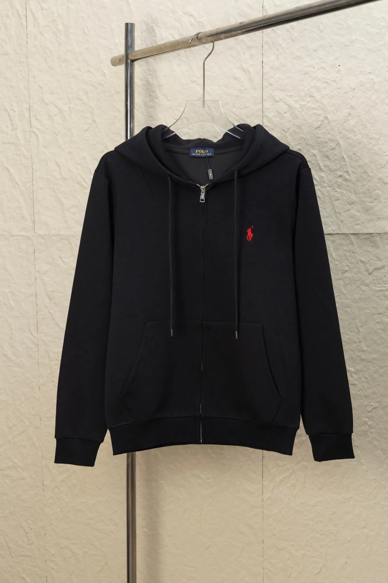 P270 Style No.: JZ024 Raff embroidered small label hooded jacket. Xuanwang New Rescue Limited Counter Jacket 420g air layer compound fabric. Imported machine full classic embroidered small label os version. Versatile style. Couple style. Color: black, navy. Size: S M L XL.